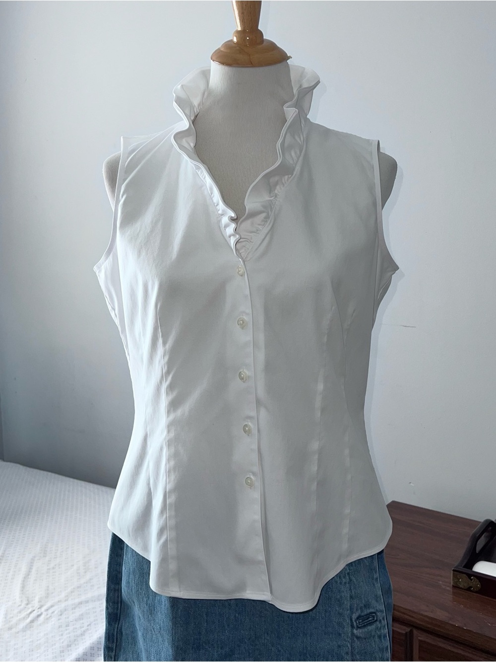 Brooks Brothers Womens 12 Petite Sleeveless Blouse White Ruffled Collar Button